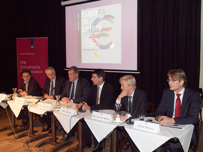 Foto van de boekpresentatie door de auteurs van 'Europa in crisis', in Dudok, Den Haag