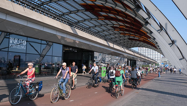 Fietsende mensen bij Amsterdam Centraal