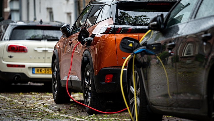 Elektrische auto laadt op