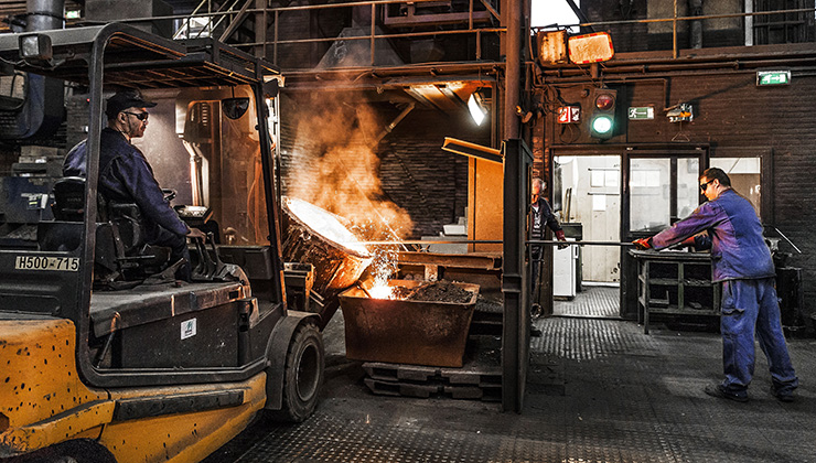 Werk in een staalfabriek