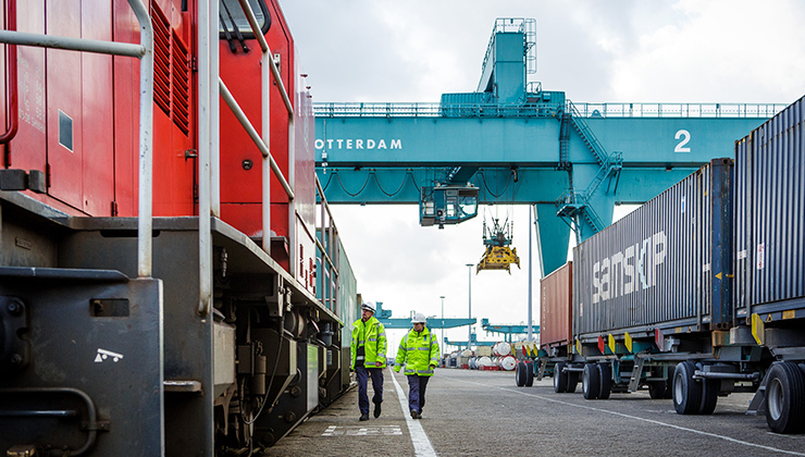 Containers in de haven van Rotterdam