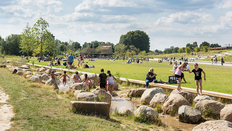 Mensen beleven hun vrije tijd in een park