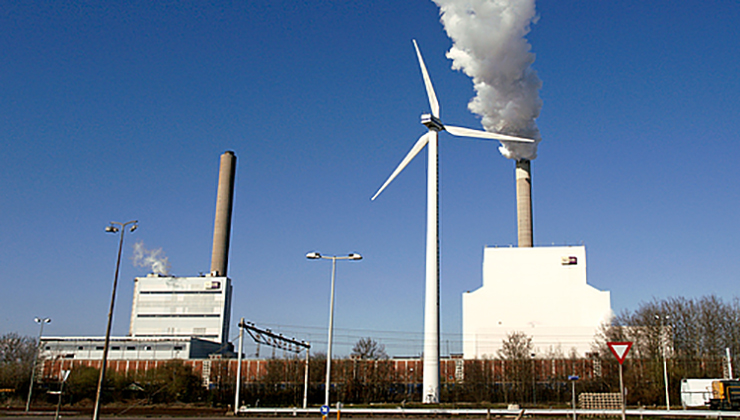 Energiecentrale en een windmolen