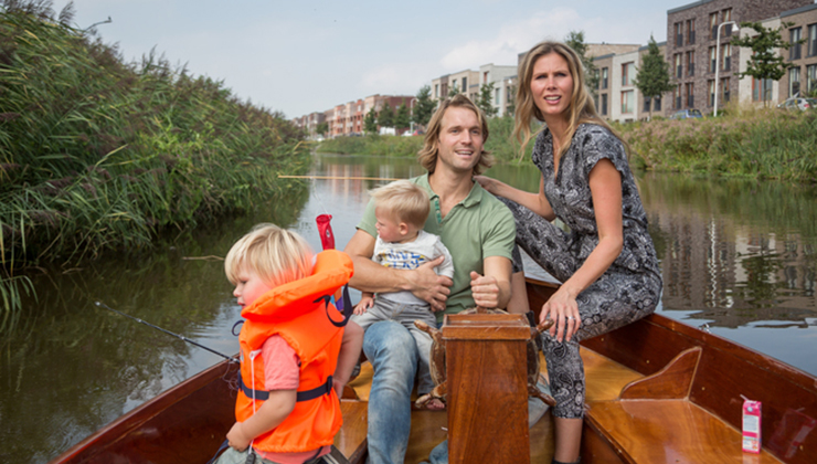 Een gezin in Nederland varend in een sloep
