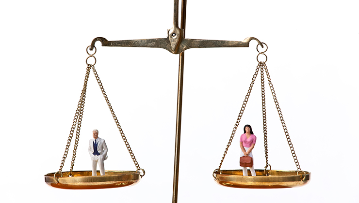 Een foto die gelijkheid symboliseerd van een mannetje en een vrouwtje op een weegschaal