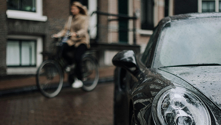 Porsche en een fietser