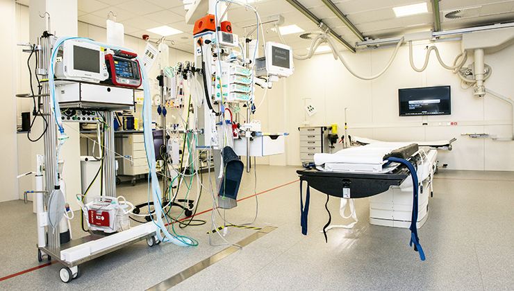 Foto van een traumakamer in een ziekenhuis
