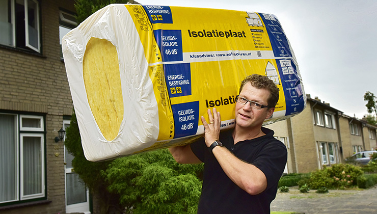 Man met isolatiemateriaal